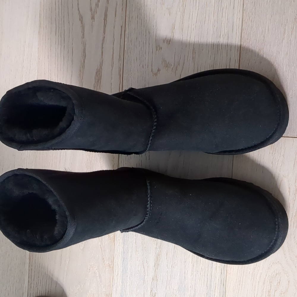 Classic short II ugg boots black size 7